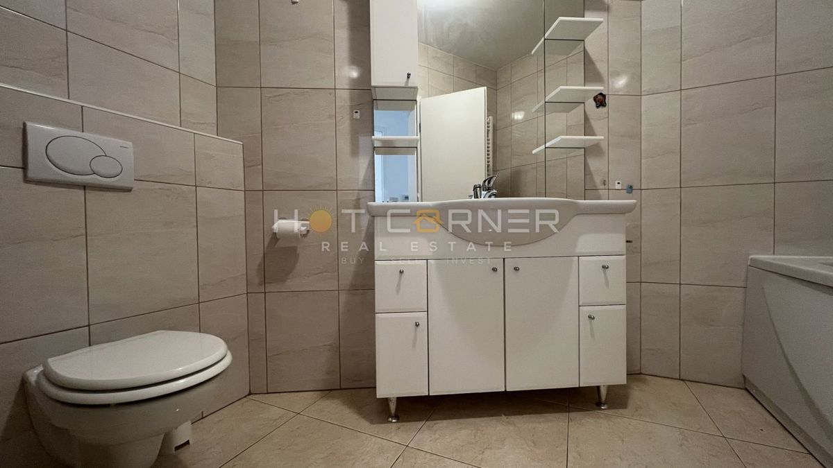 Umago, prima fila sul mare, appartamento al piano terra con giardino e garage