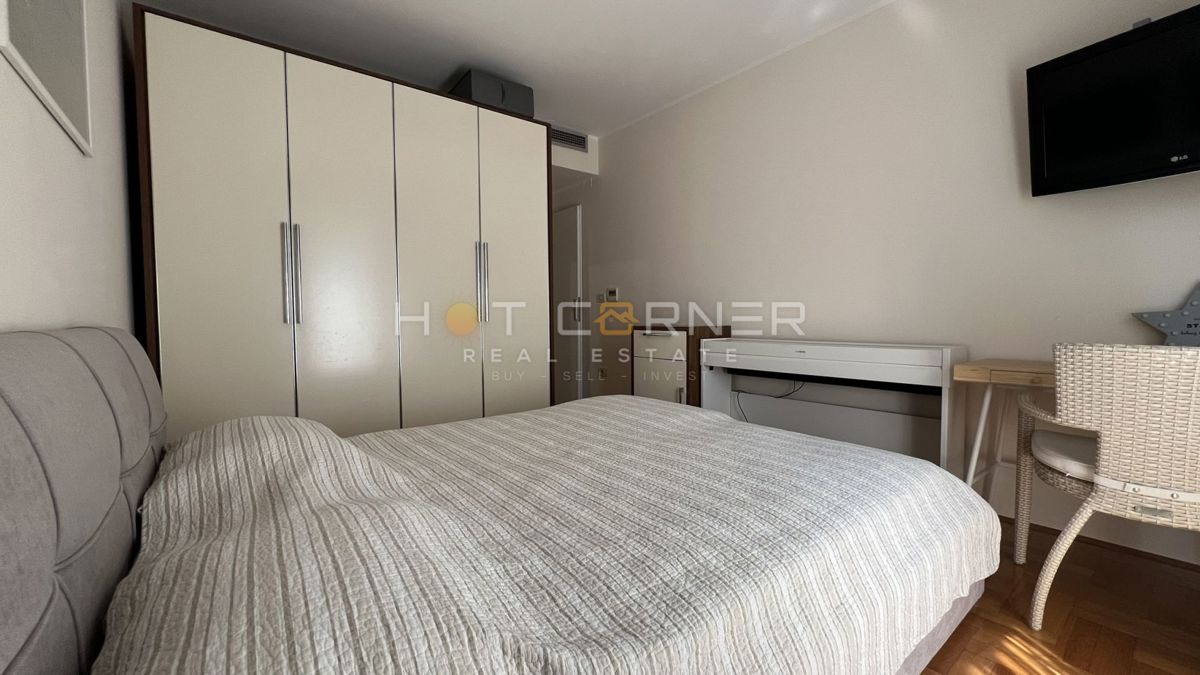 Umago, prima fila sul mare, appartamento al piano terra con giardino e garage