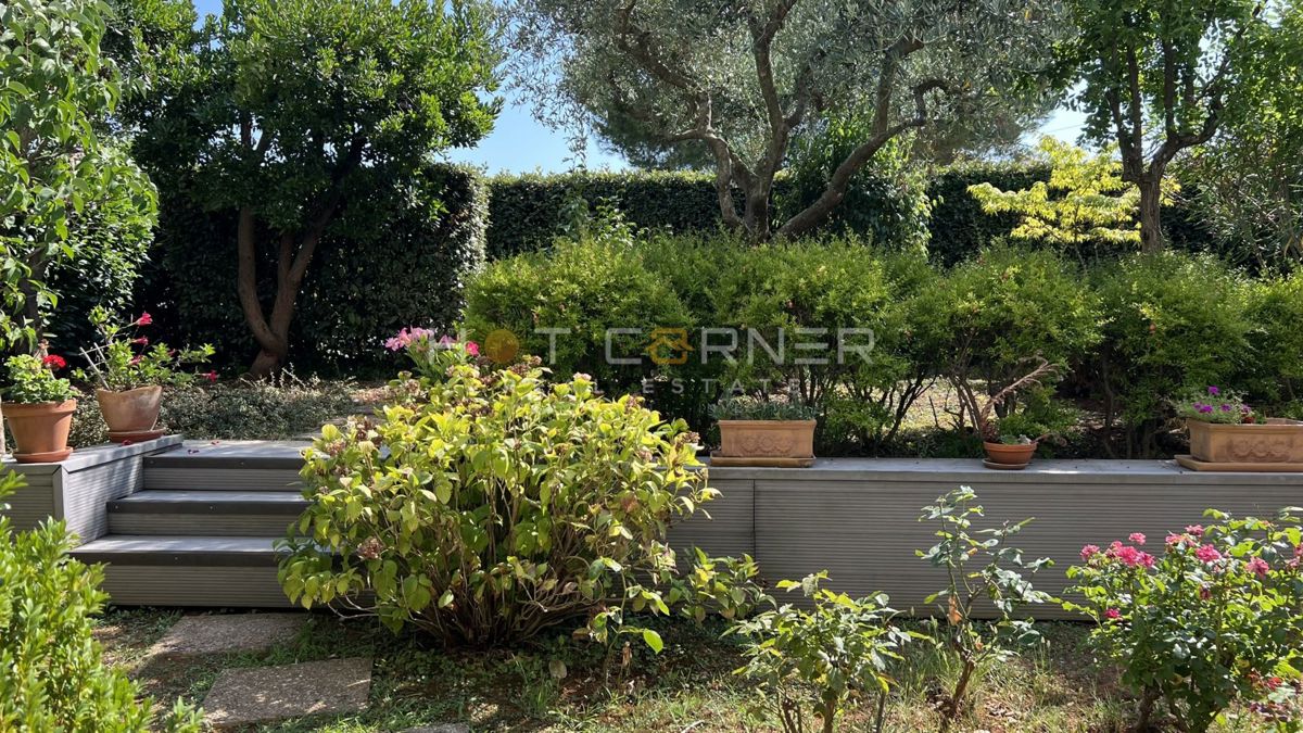 Umago, prima fila sul mare, appartamento al piano terra con giardino e garage