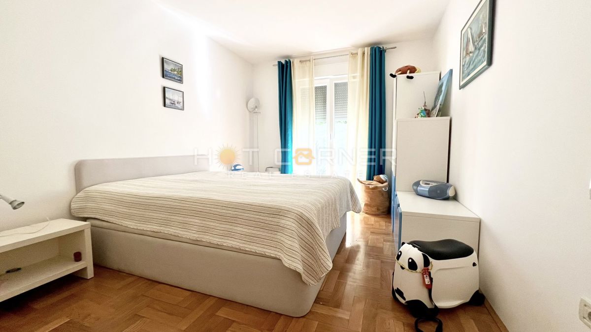 Umago, prima fila sul mare, appartamento al piano terra con giardino e garage