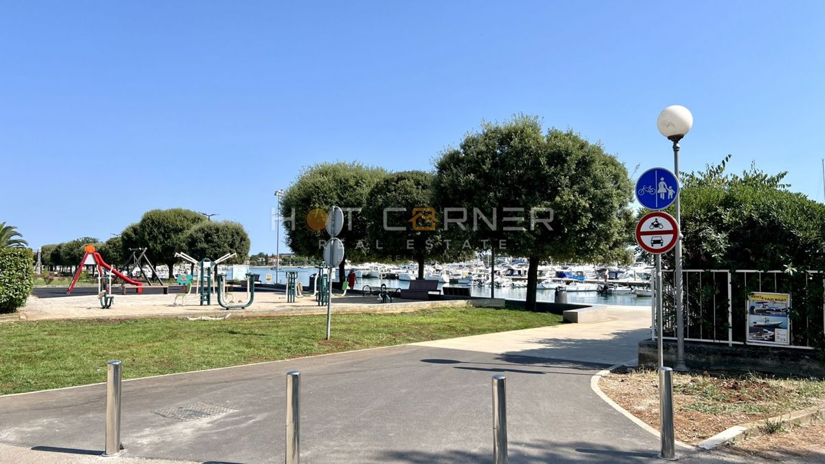 Umago, prima fila sul mare, appartamento al piano terra con giardino e garage