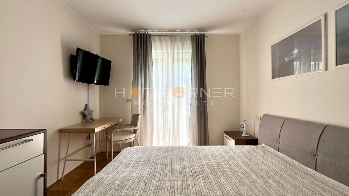 Umago, prima fila sul mare, appartamento al piano terra con giardino e garage