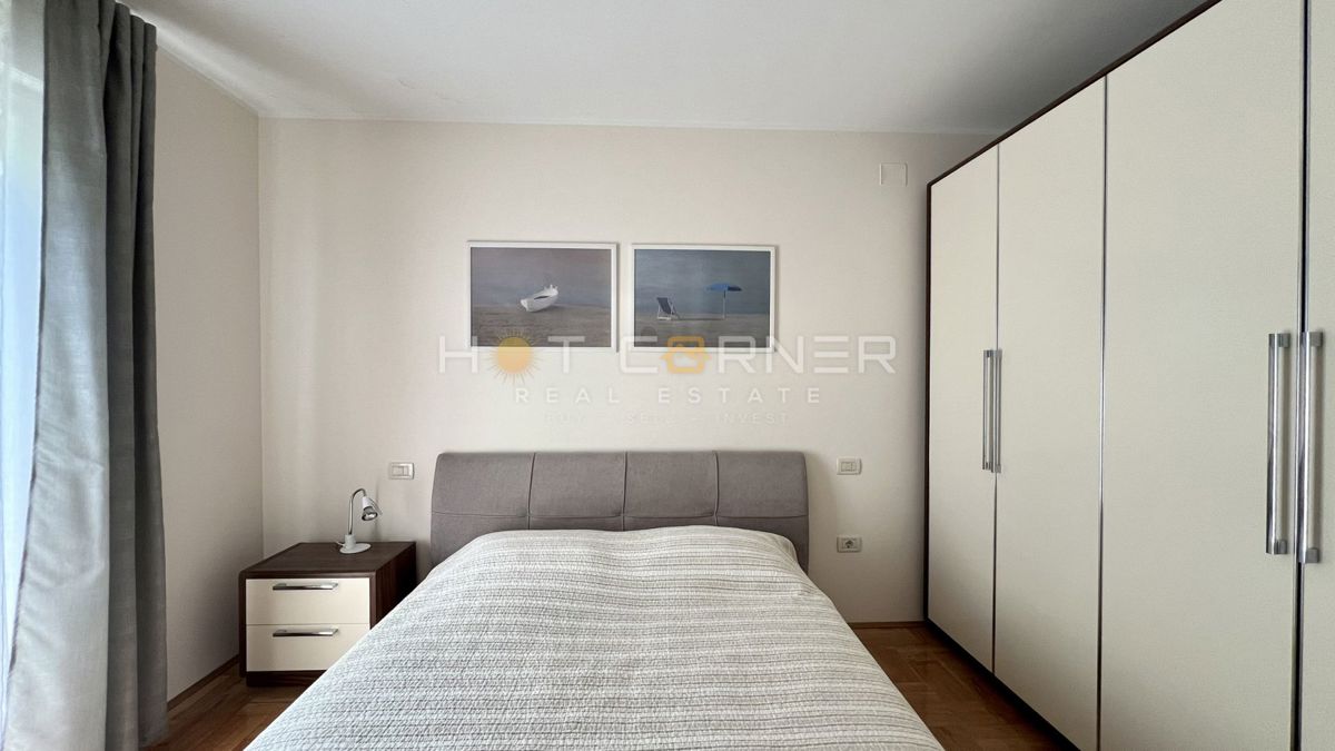 Umago, prima fila sul mare, appartamento al piano terra con giardino e garage