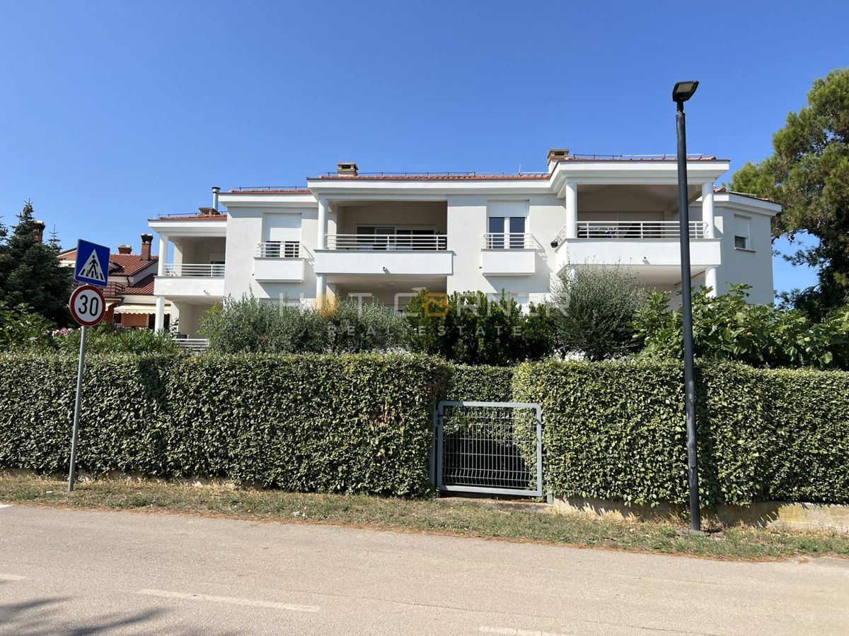 Umago, prima fila sul mare, appartamento al piano terra con giardino e garage