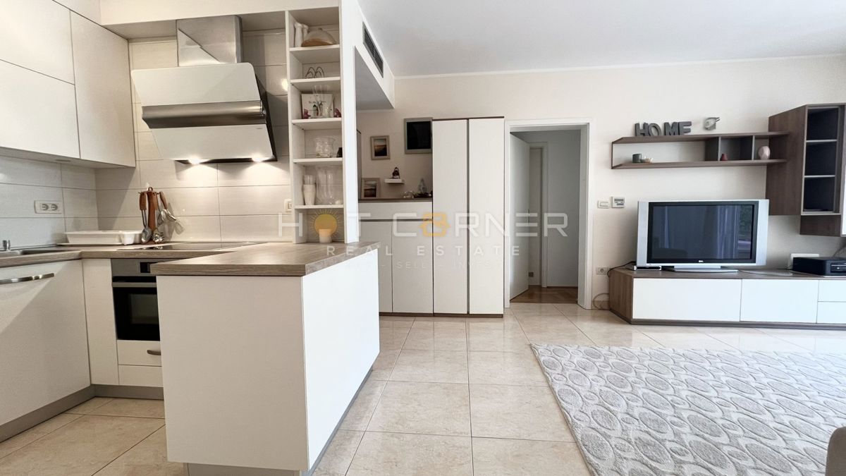 Umago, prima fila sul mare, appartamento al piano terra con giardino e garage