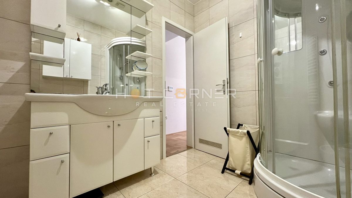 Umago, prima fila sul mare, appartamento al piano terra con giardino e garage