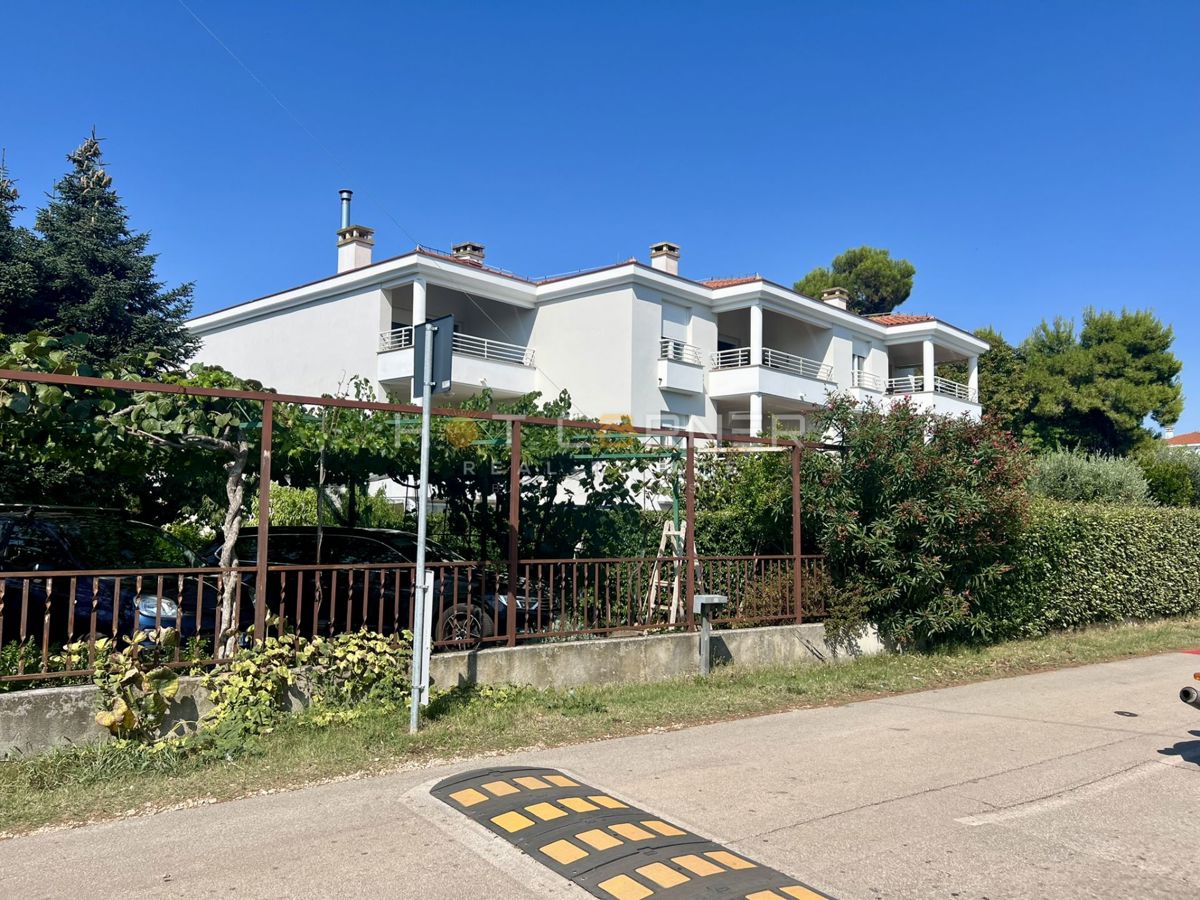 Umago, prima fila sul mare, appartamento al piano terra con giardino e garage