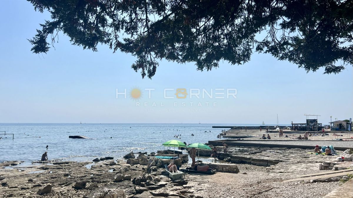 Umago, prima fila sul mare, appartamento al piano terra con giardino e garage