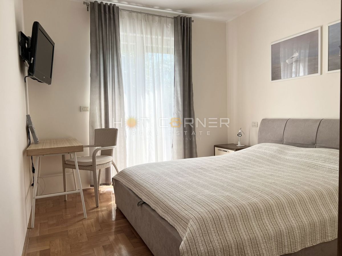 Umago, prima fila sul mare, appartamento al piano terra con giardino e garage