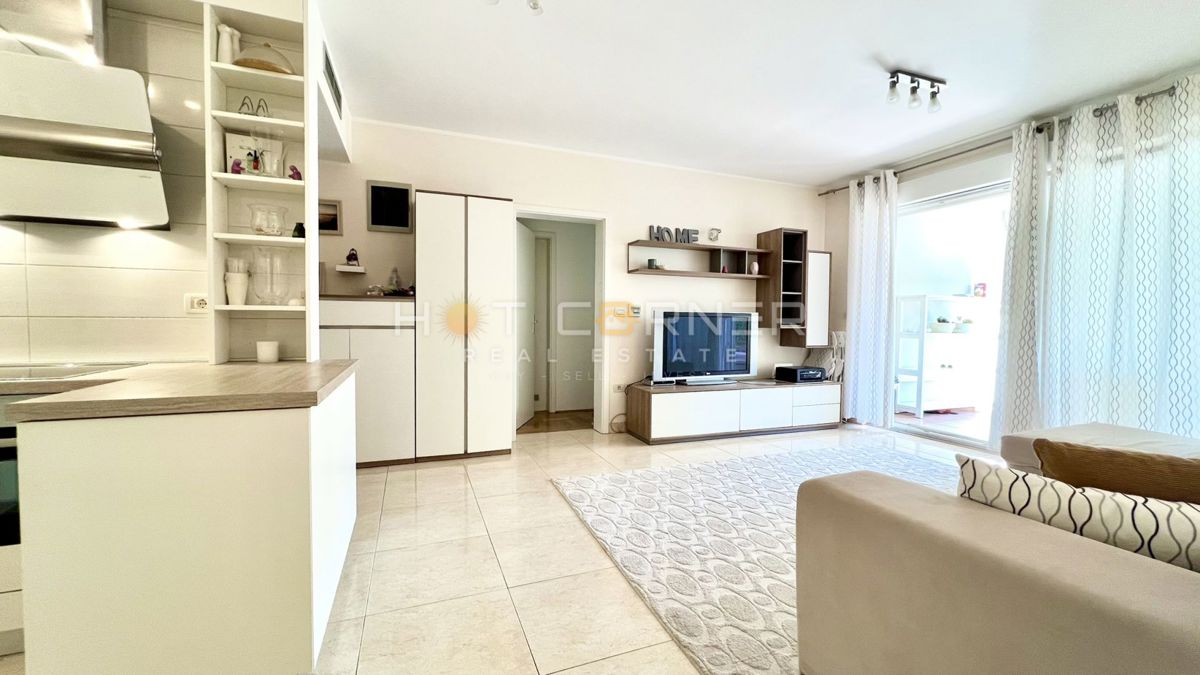 Umago, prima fila sul mare, appartamento al piano terra con giardino e garage