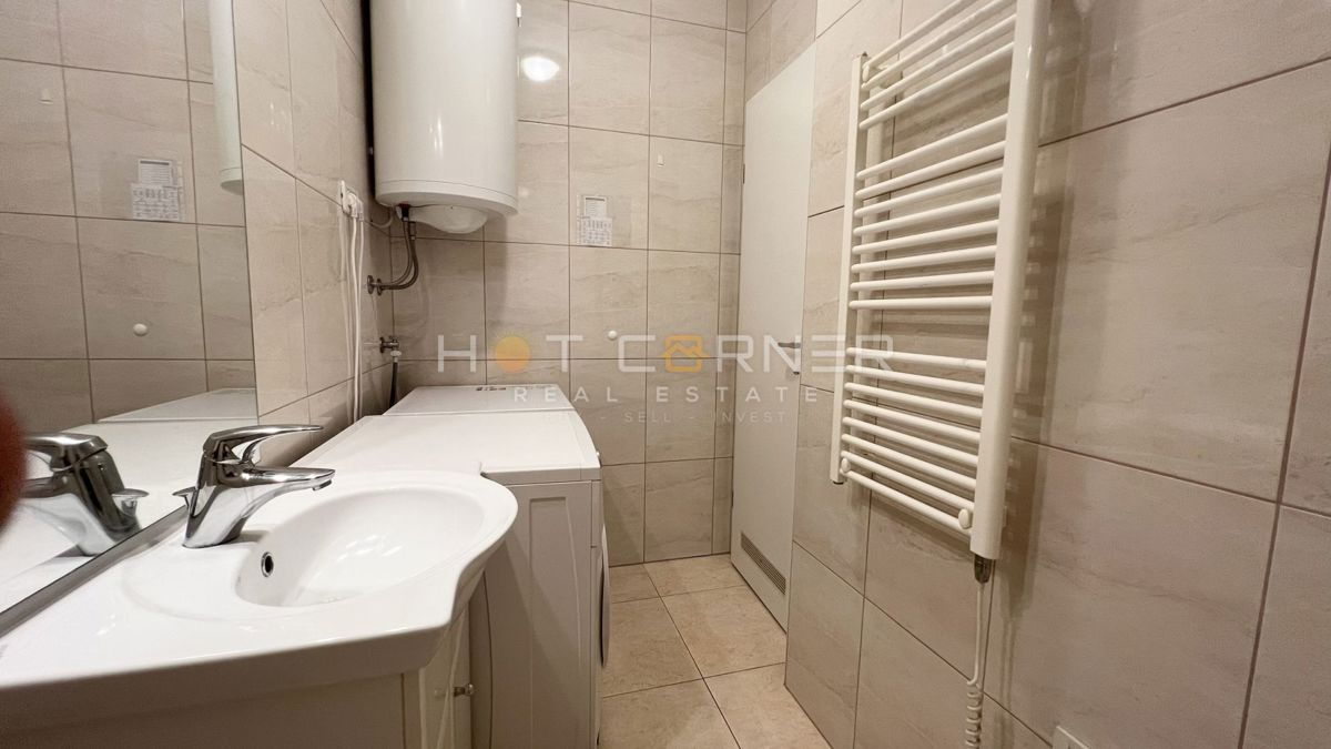 Umago, prima fila sul mare, appartamento al piano terra con giardino e garage