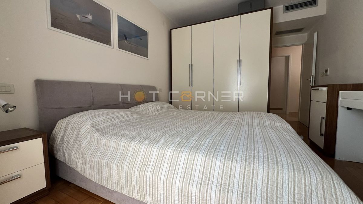 Umago, prima fila sul mare, appartamento al piano terra con giardino e garage