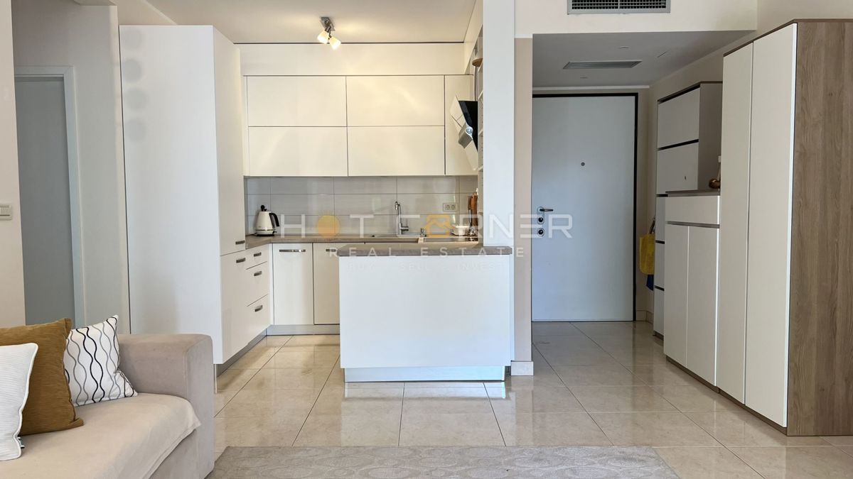 Umago, prima fila sul mare, appartamento al piano terra con giardino e garage