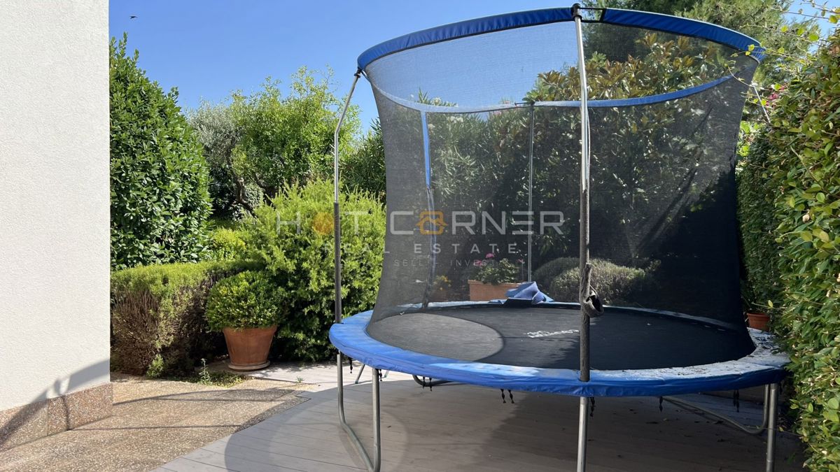 Umago, prima fila sul mare, appartamento al piano terra con giardino e garage