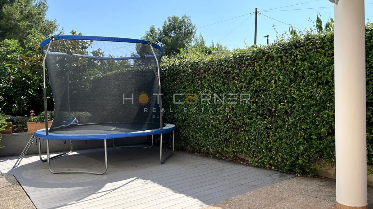 Umago, prima fila sul mare, appartamento al piano terra con giardino e garage