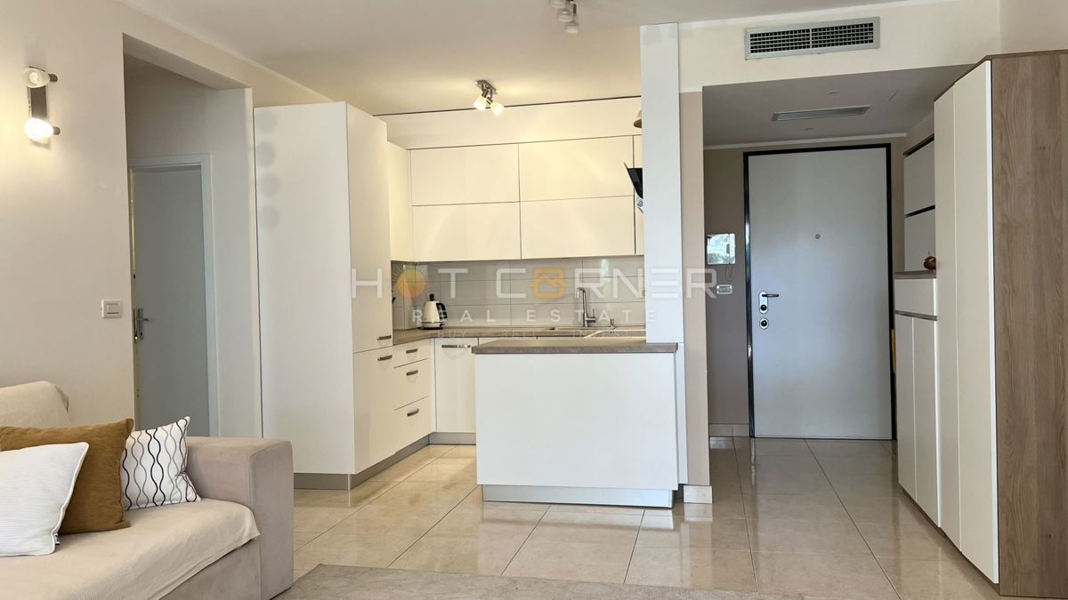 Umago, prima fila sul mare, appartamento al piano terra con giardino e garage