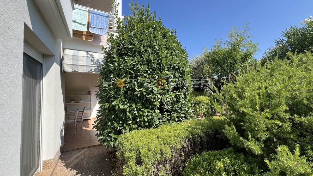 Umago, prima fila sul mare, appartamento al piano terra con giardino e garage