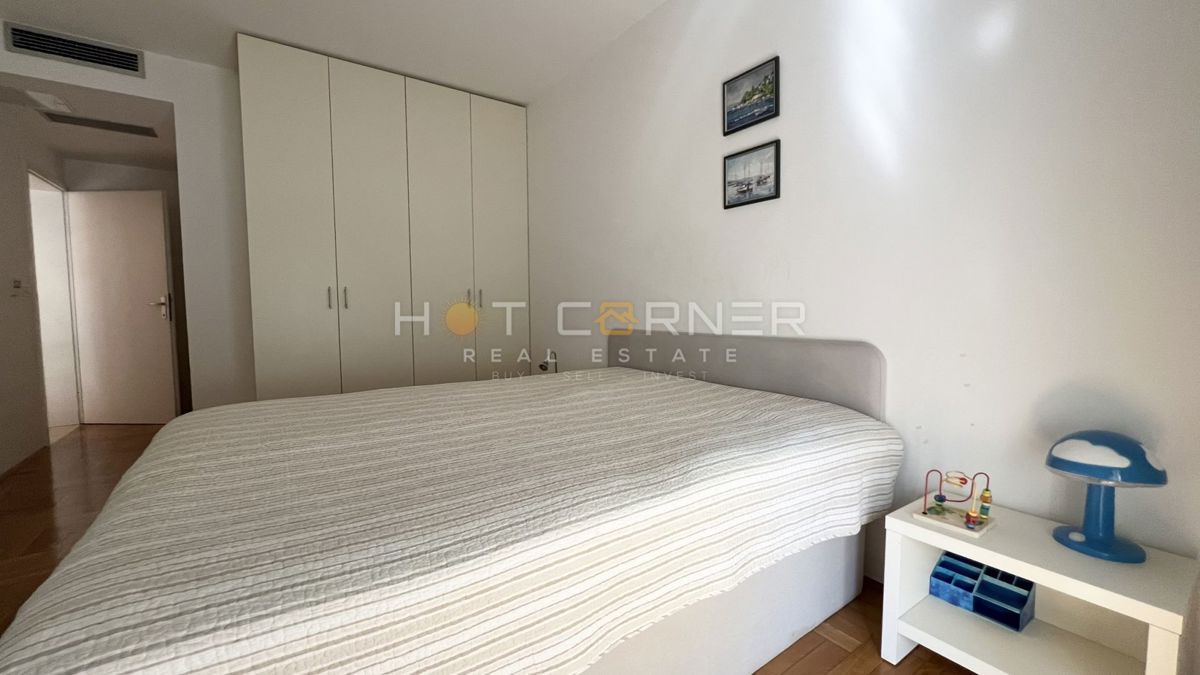 Umago, prima fila sul mare, appartamento al piano terra con giardino e garage