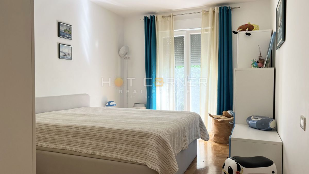 Umago, prima fila sul mare, appartamento al piano terra con giardino e garage