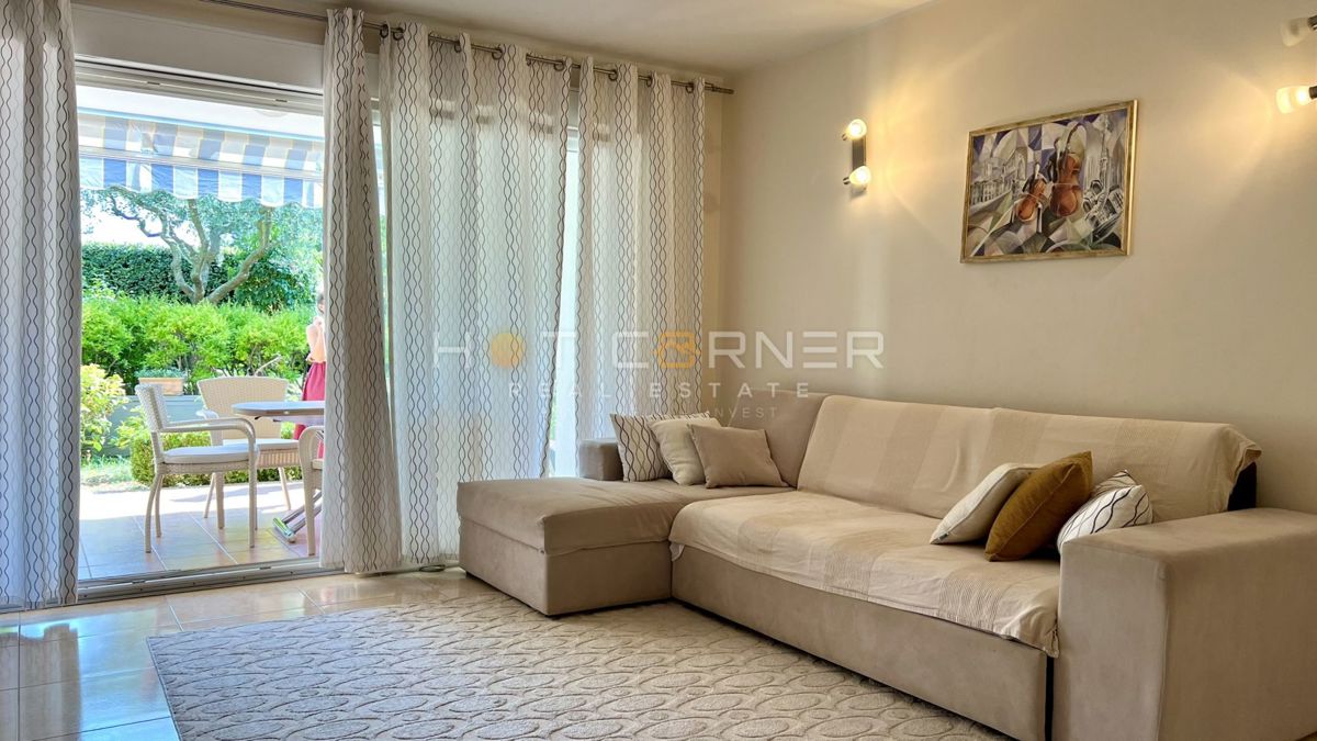 Umago, prima fila sul mare, appartamento al piano terra con giardino e garage