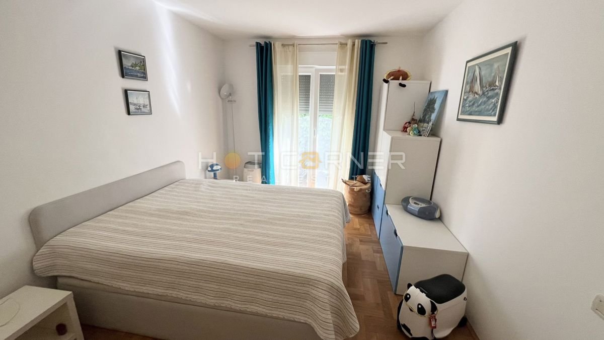 Umago, prima fila sul mare, appartamento al piano terra con giardino e garage