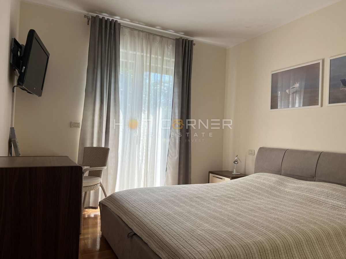 Umago, prima fila sul mare, appartamento al piano terra con giardino e garage