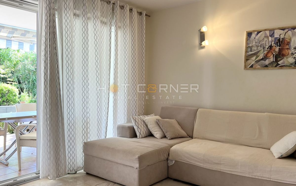 Umago, prima fila sul mare, appartamento al piano terra con giardino e garage