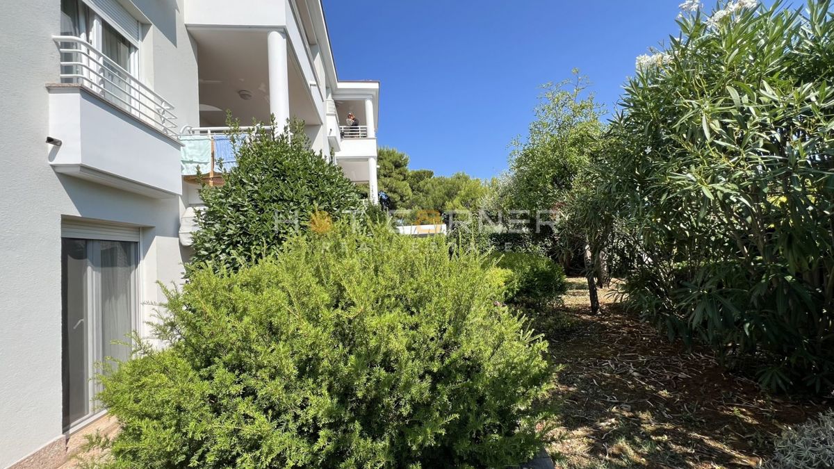 Umago, prima fila sul mare, appartamento al piano terra con giardino e garage