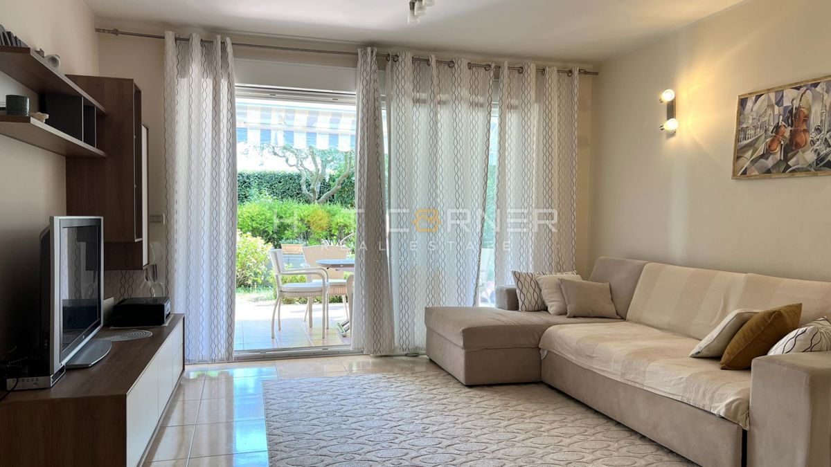 Umago, prima fila sul mare, appartamento al piano terra con giardino e garage