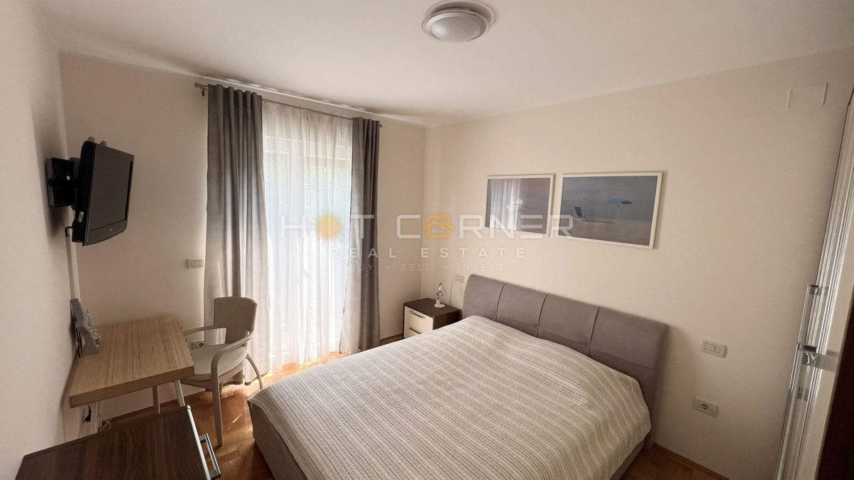 Umago, prima fila sul mare, appartamento al piano terra con giardino e garage