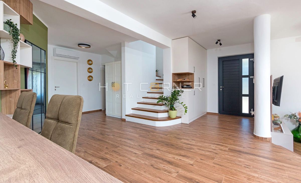 Casa familiare contemporanea con grande giardino, nuova costruzione