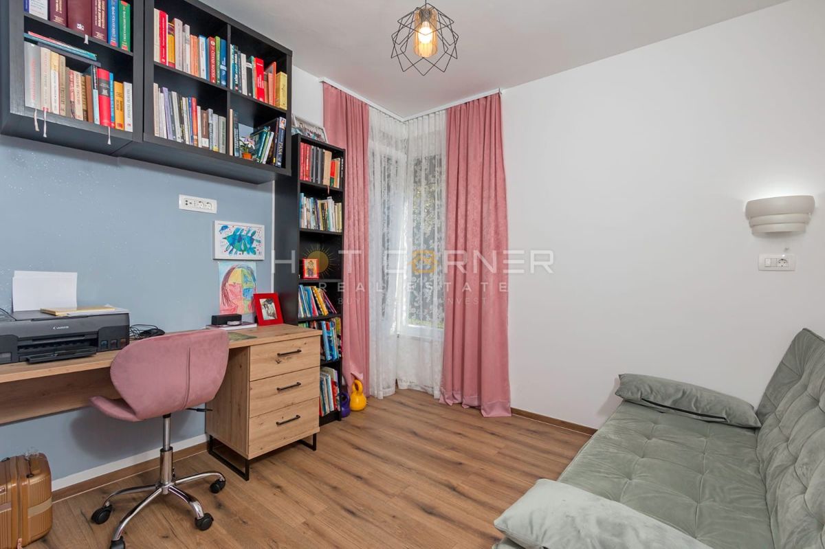 Casa familiare contemporanea con grande giardino, nuova costruzione