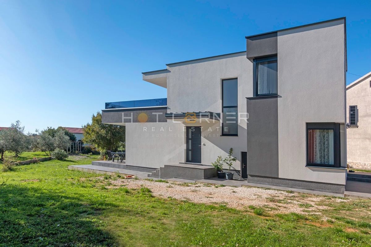 Casa familiare contemporanea con grande giardino, nuova costruzione