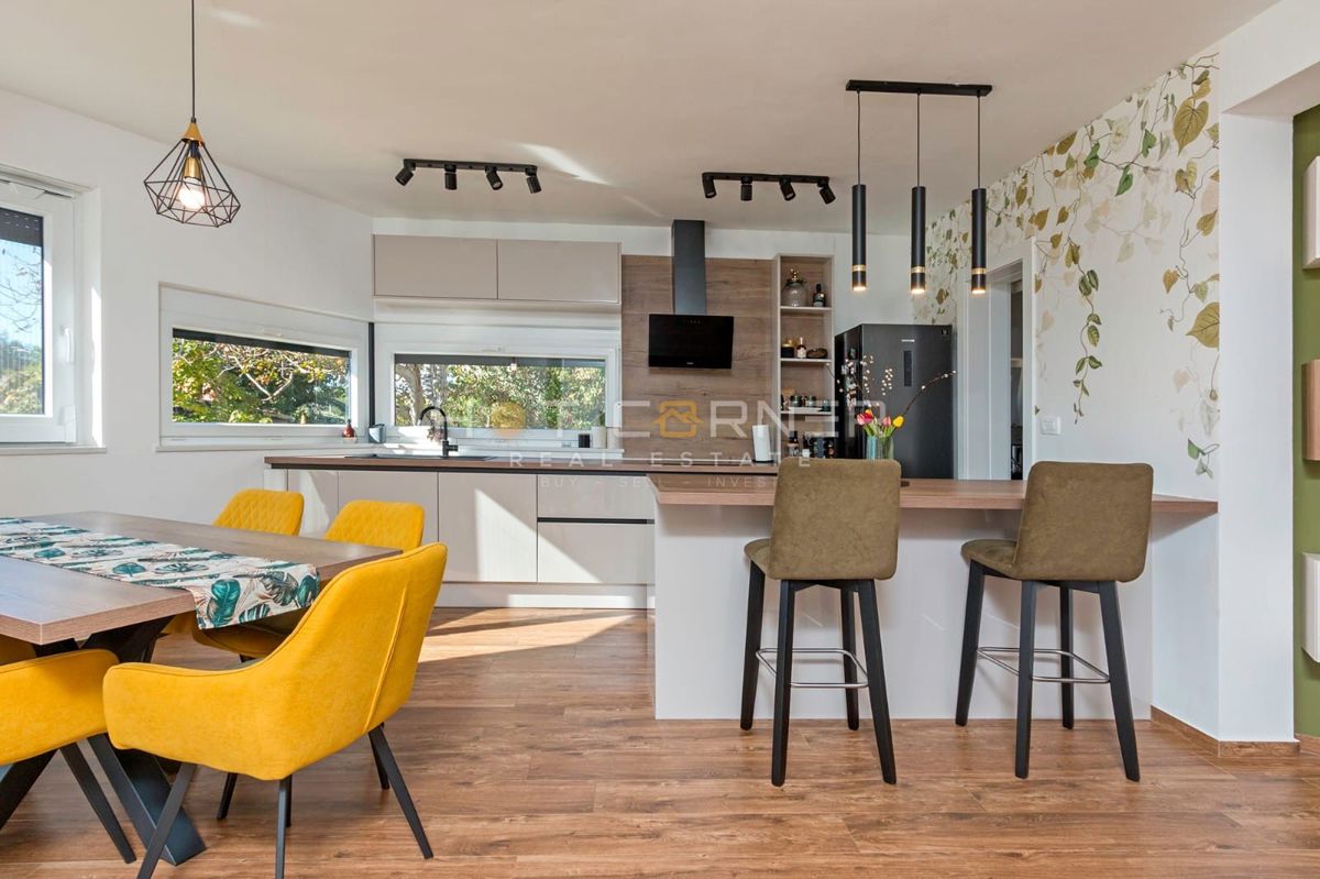 Casa familiare contemporanea con grande giardino, nuova costruzione