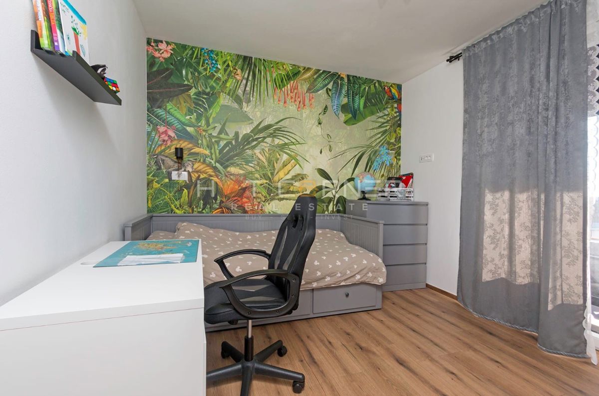 Casa familiare contemporanea con grande giardino, nuova costruzione