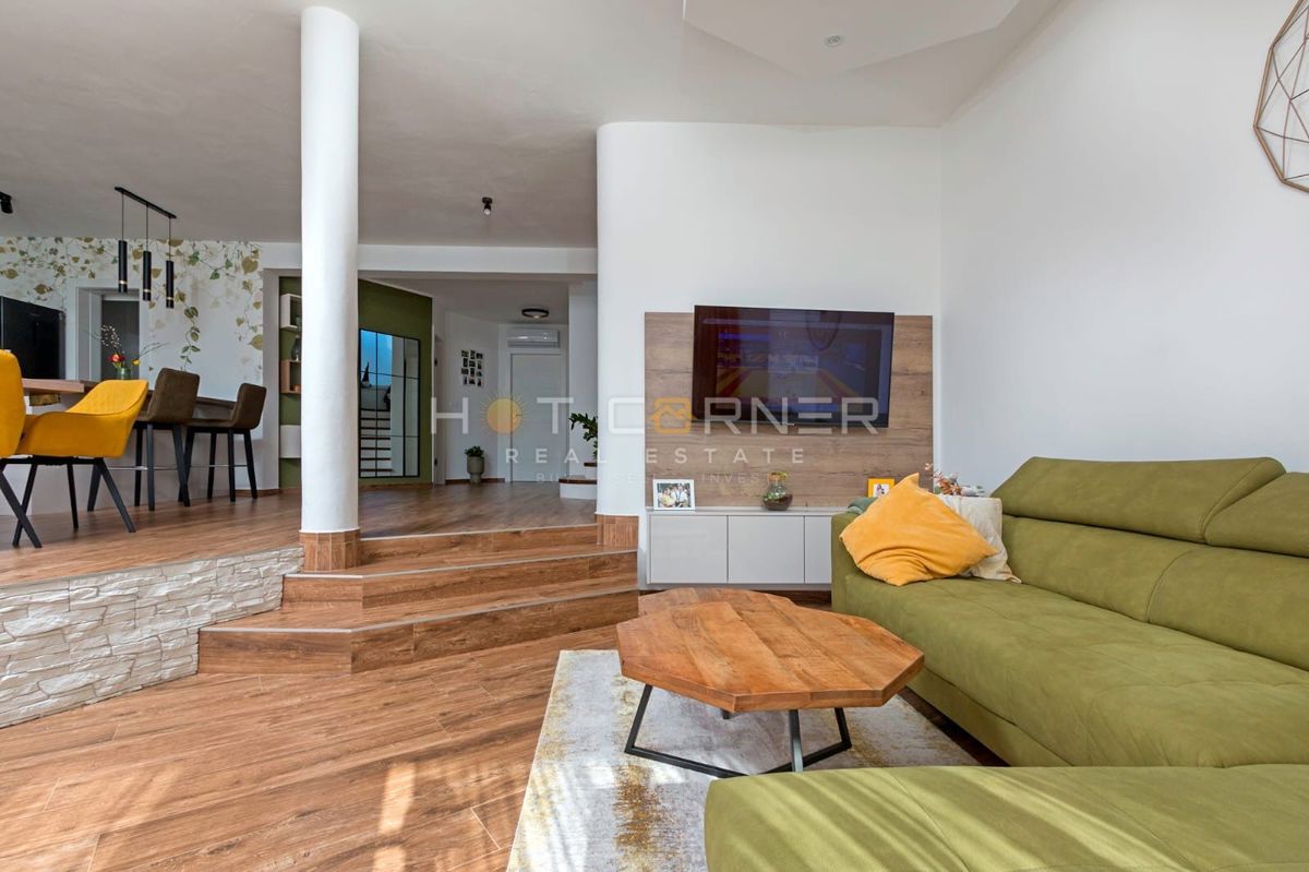 Casa familiare contemporanea con grande giardino, nuova costruzione