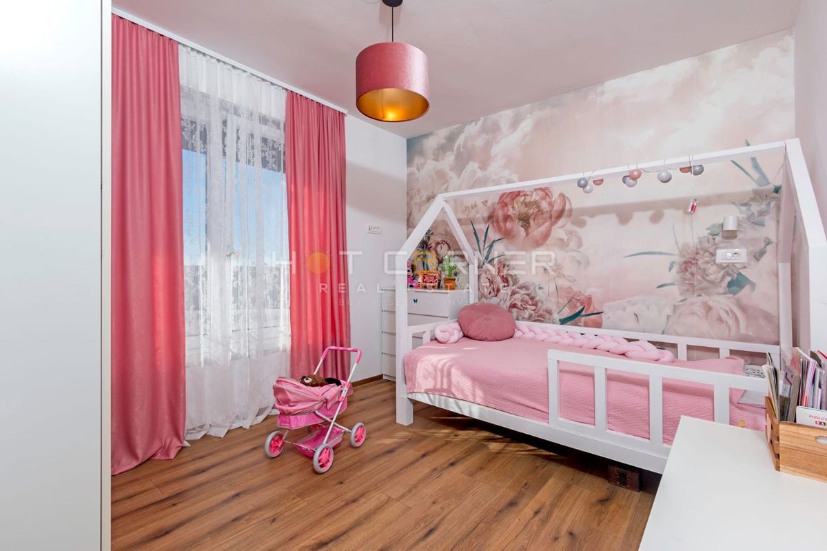 Casa familiare contemporanea con grande giardino, nuova costruzione