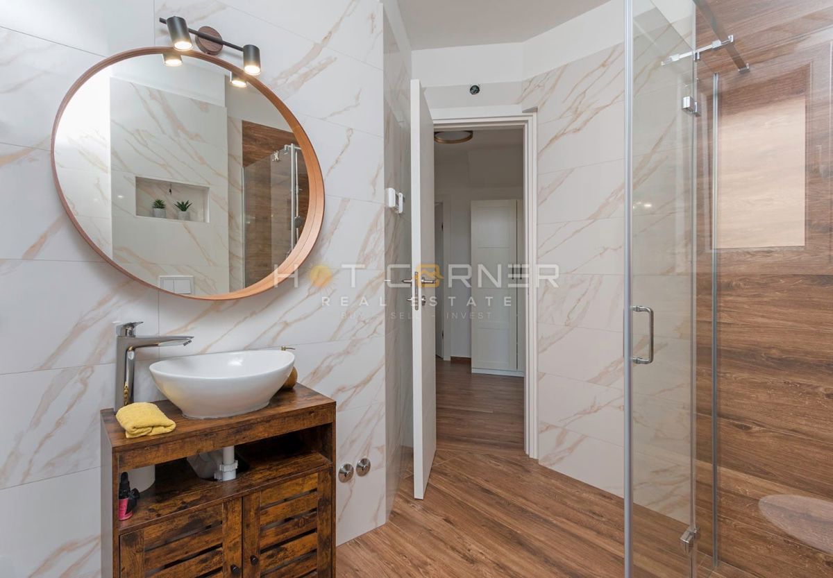 Casa familiare contemporanea con grande giardino, nuova costruzione