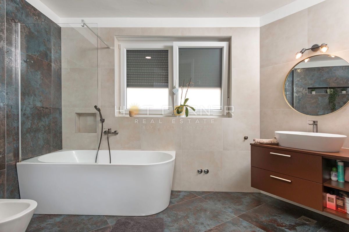 Casa familiare contemporanea con grande giardino, nuova costruzione