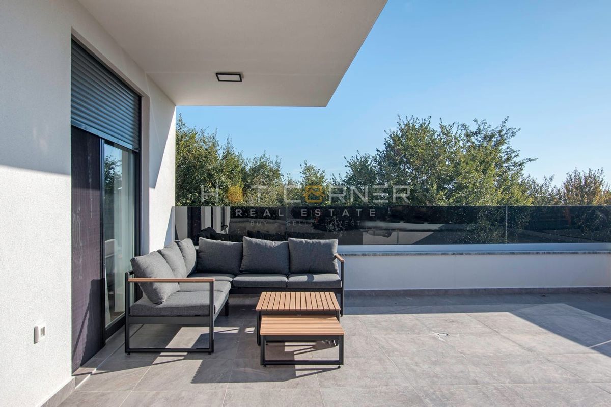 Casa familiare contemporanea con grande giardino, nuova costruzione