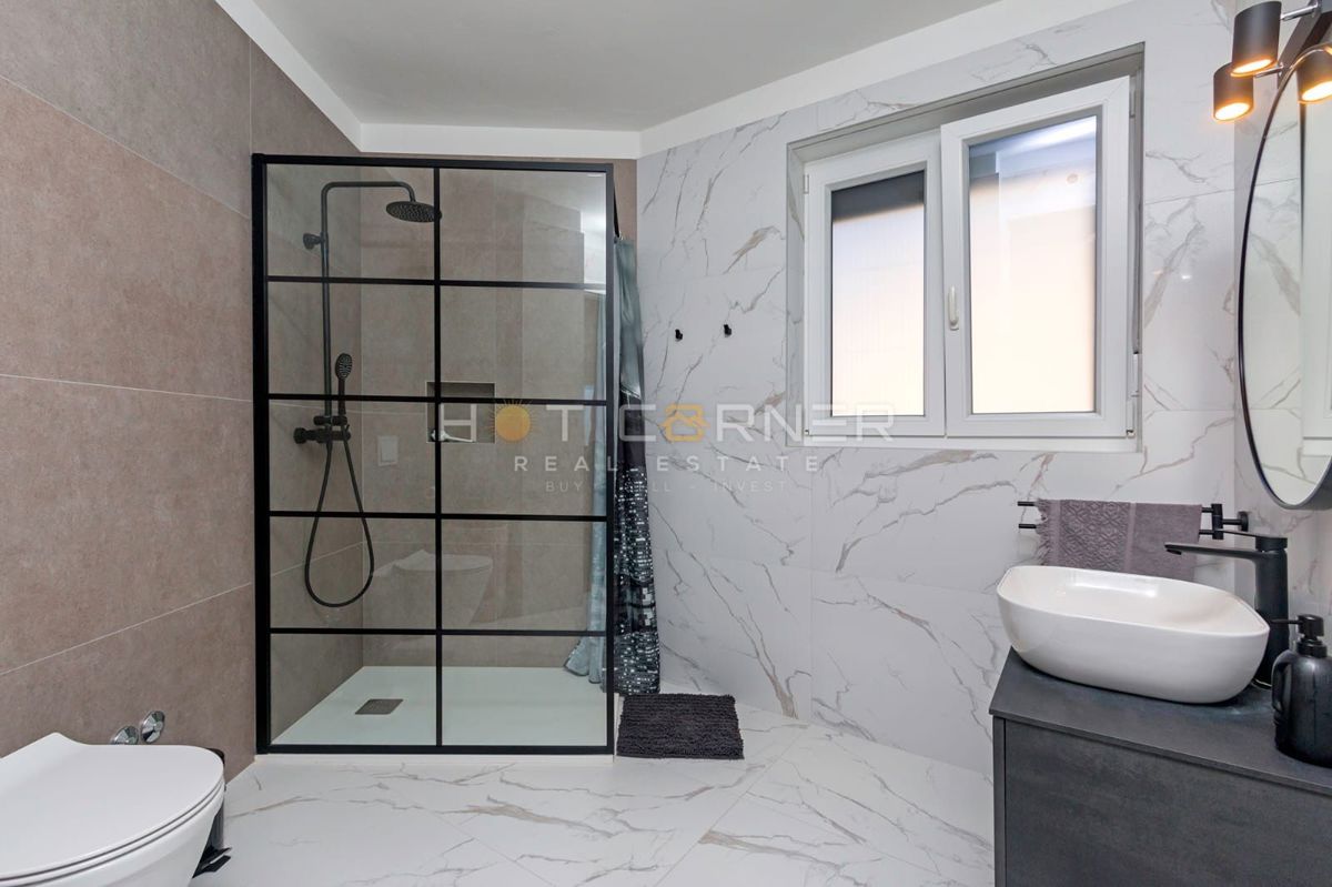 Casa familiare contemporanea con grande giardino, nuova costruzione