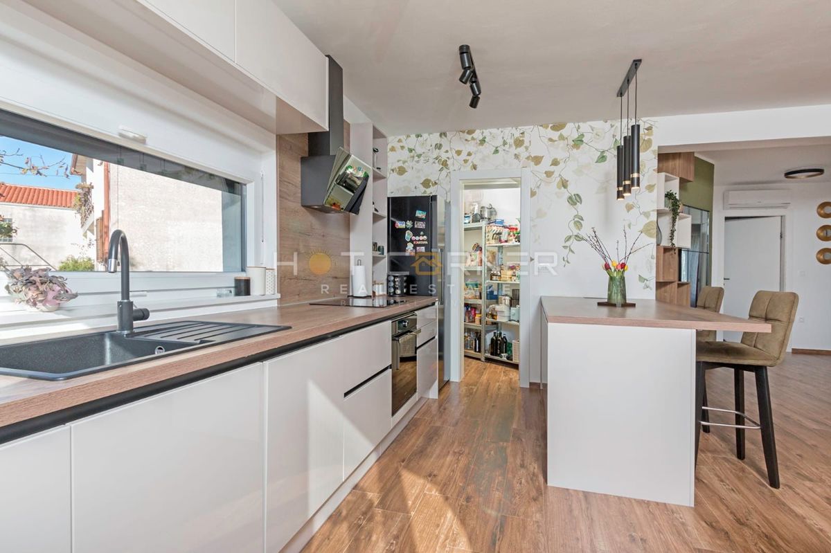 Casa familiare contemporanea con grande giardino, nuova costruzione