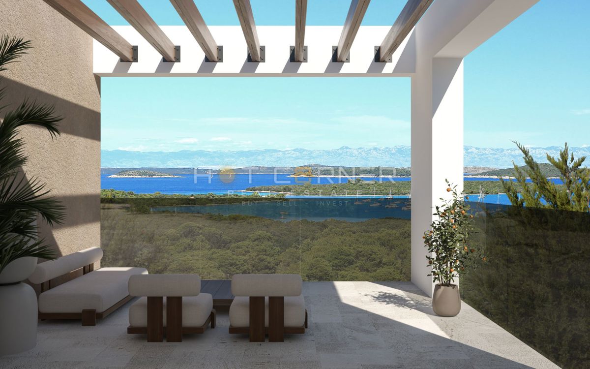 Elegante appartamento su tre livelli con giardino e vista mare