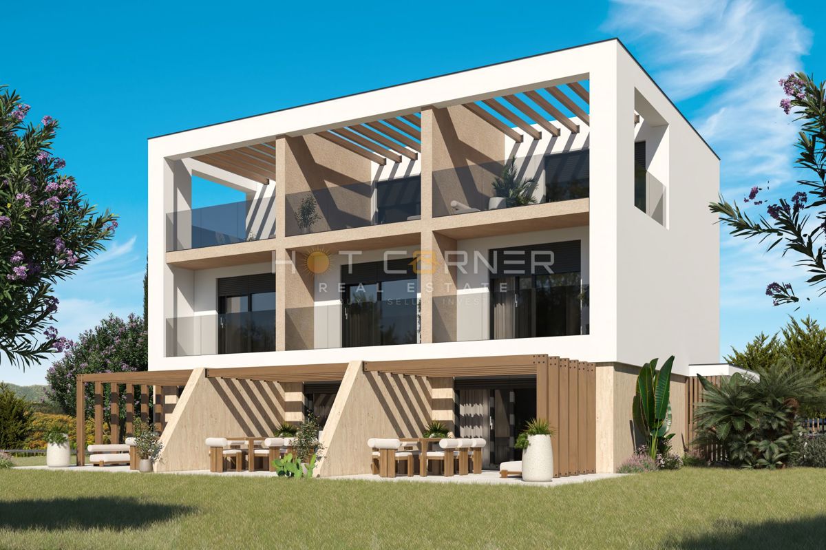 Elegante appartamento su tre livelli con giardino e vista mare