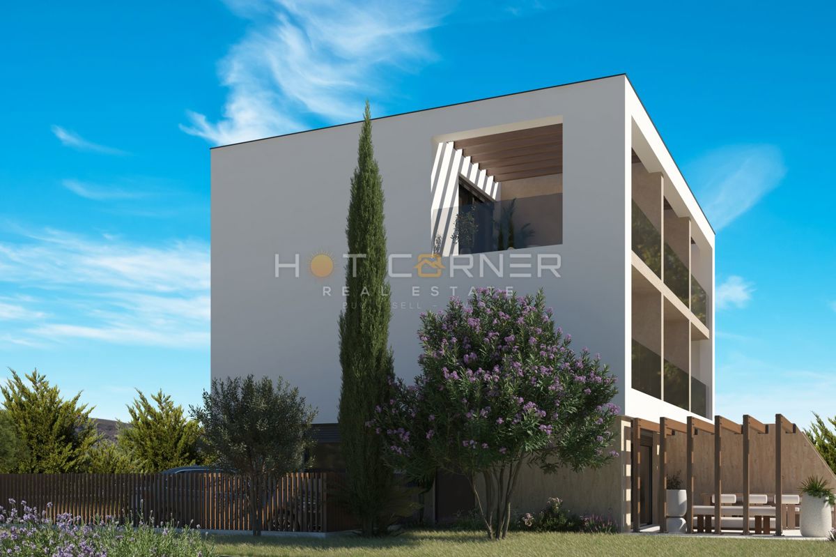 Elegante appartamento su tre livelli con giardino e vista mare