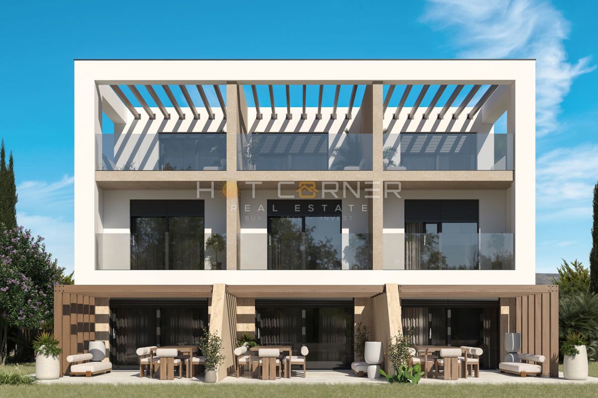 Elegante appartamento su tre livelli con giardino e vista mare