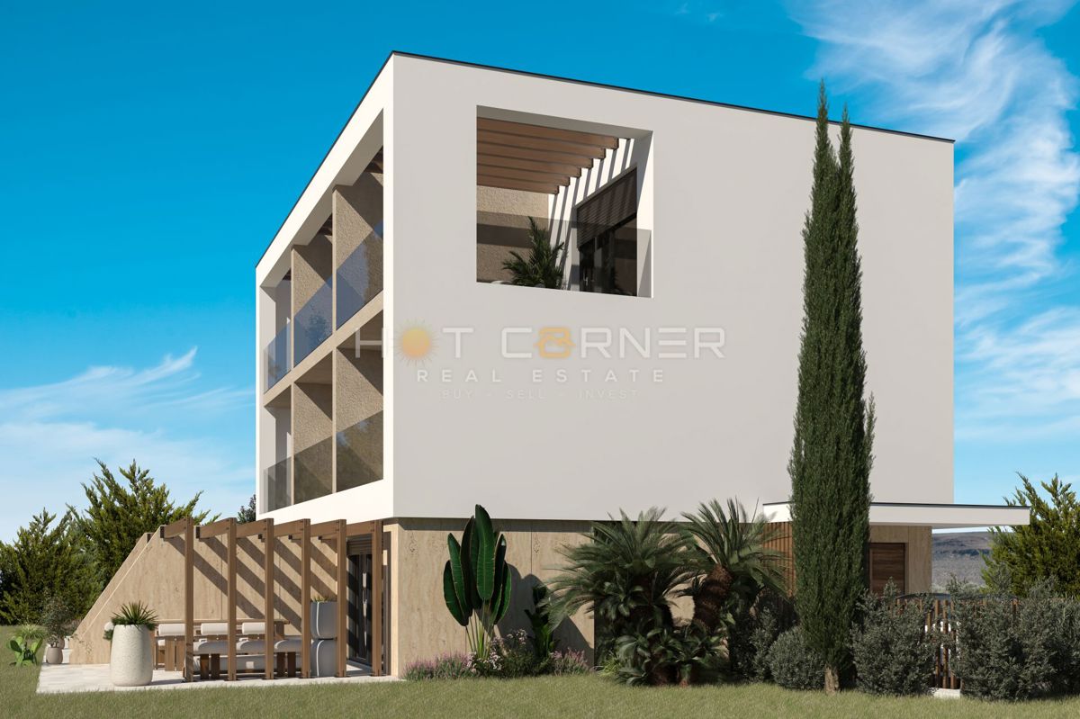 Elegante appartamento su tre livelli con giardino e vista mare