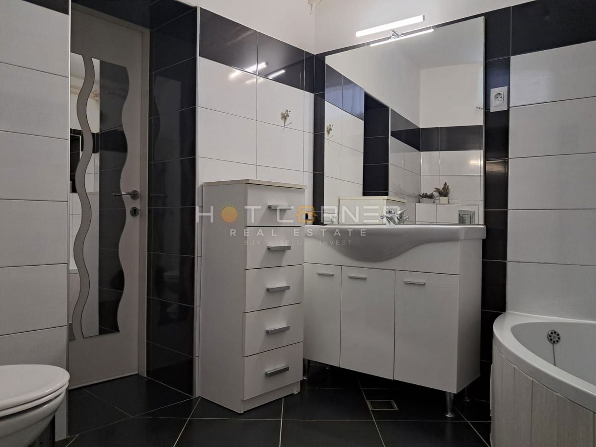 VODNJAN, SPLENDIDA CASA IN PIETRA RISTRUTTURATA E ARREDATA CON TERRAZZA, CORTILE E GARAGE.