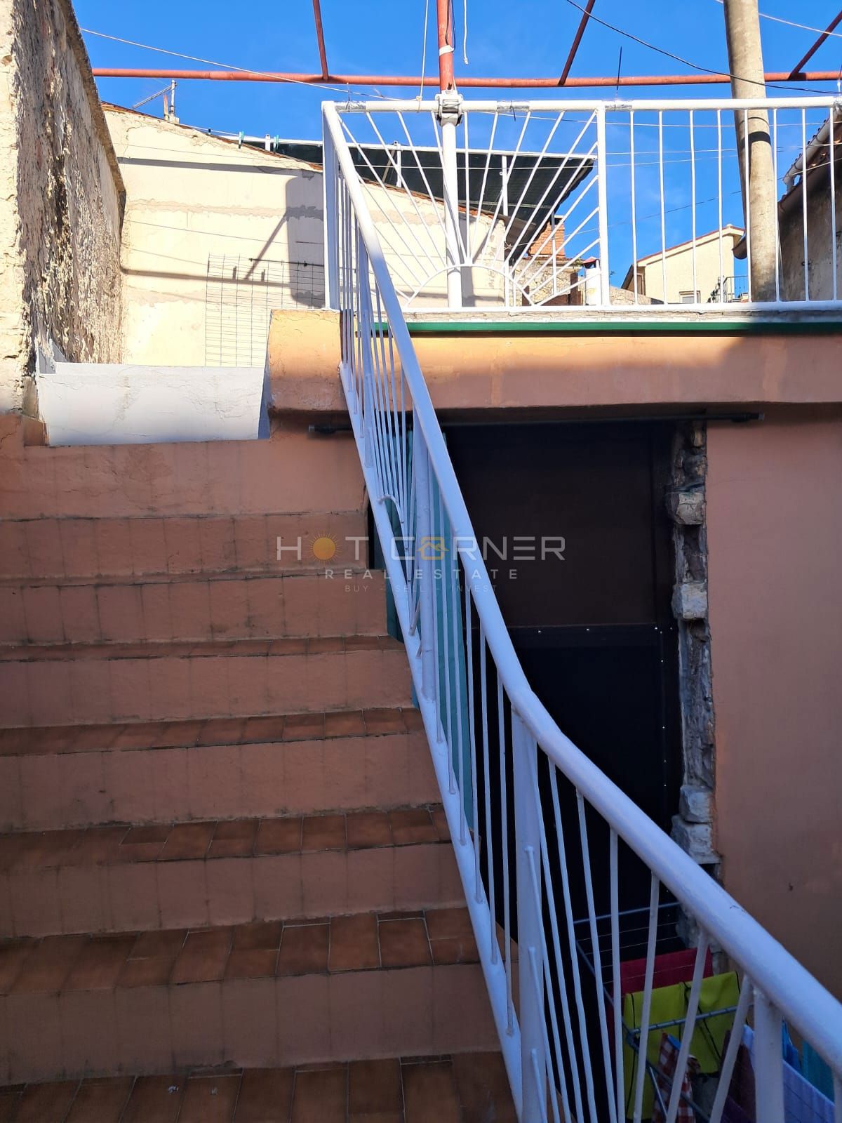 VODNJAN, SPLENDIDA CASA IN PIETRA RISTRUTTURATA E ARREDATA CON TERRAZZA, CORTILE E GARAGE.