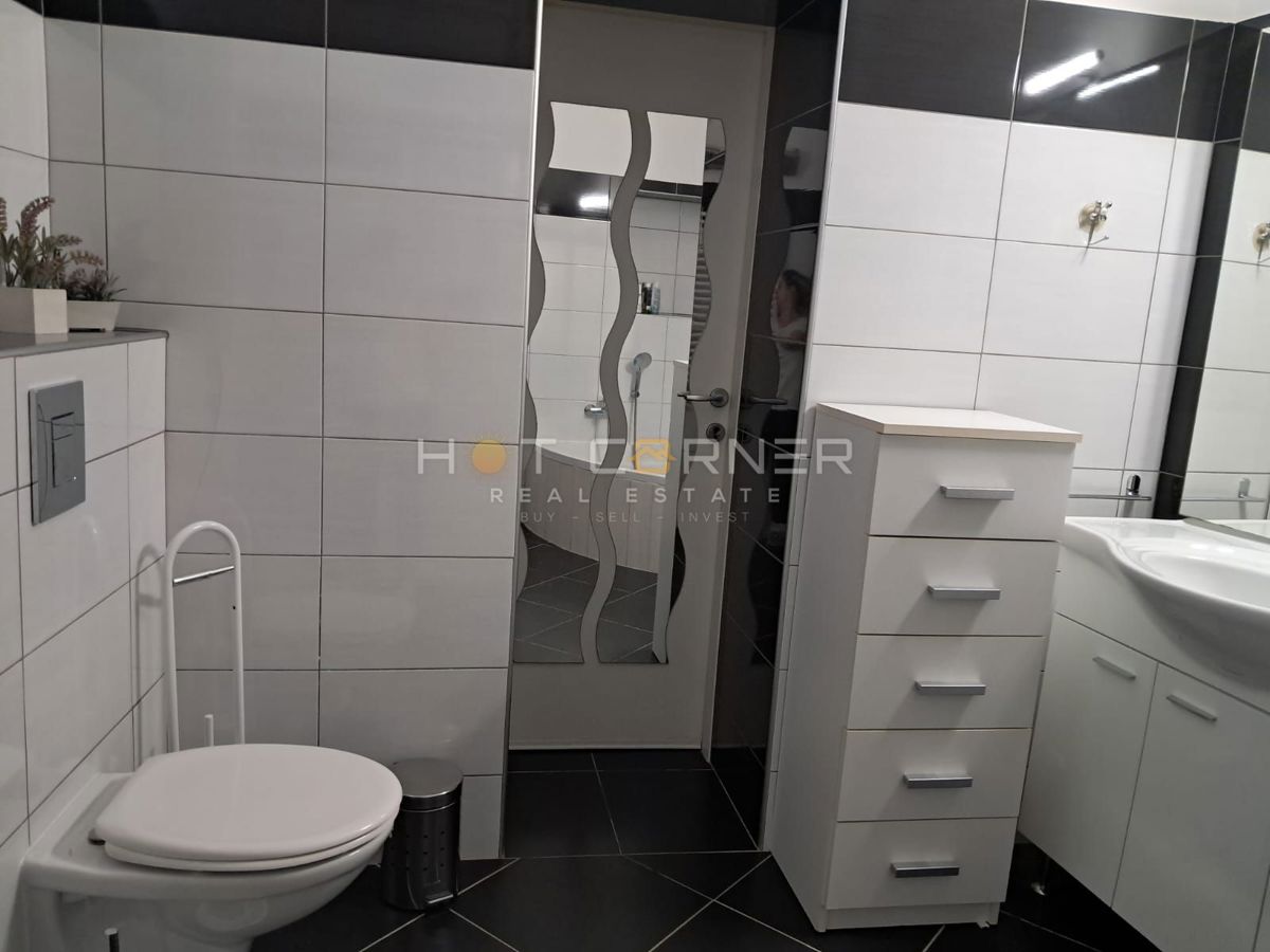 VODNJAN, SPLENDIDA CASA IN PIETRA RISTRUTTURATA E ARREDATA CON TERRAZZA, CORTILE E GARAGE.